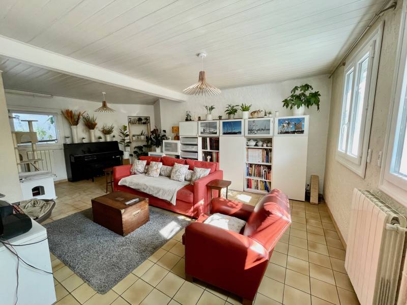 Visiter une maison de ville à étage avec 3 chambres et un bureau et une terrasse sur Bordeaux Bastide