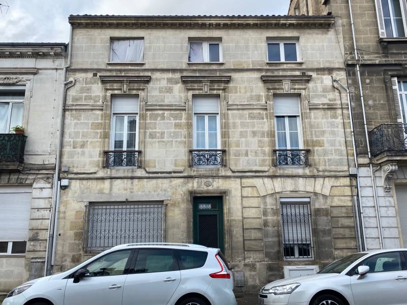 Investir dans deux appartements dans un immeuble en pierre sur Bordeaux dans le quartier de la gare