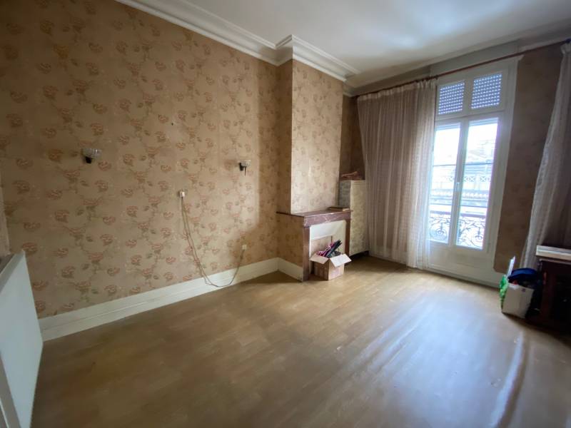 A vendre : Appartement avec travaux dans un immeuble en pierre Bordeaux Belcier 