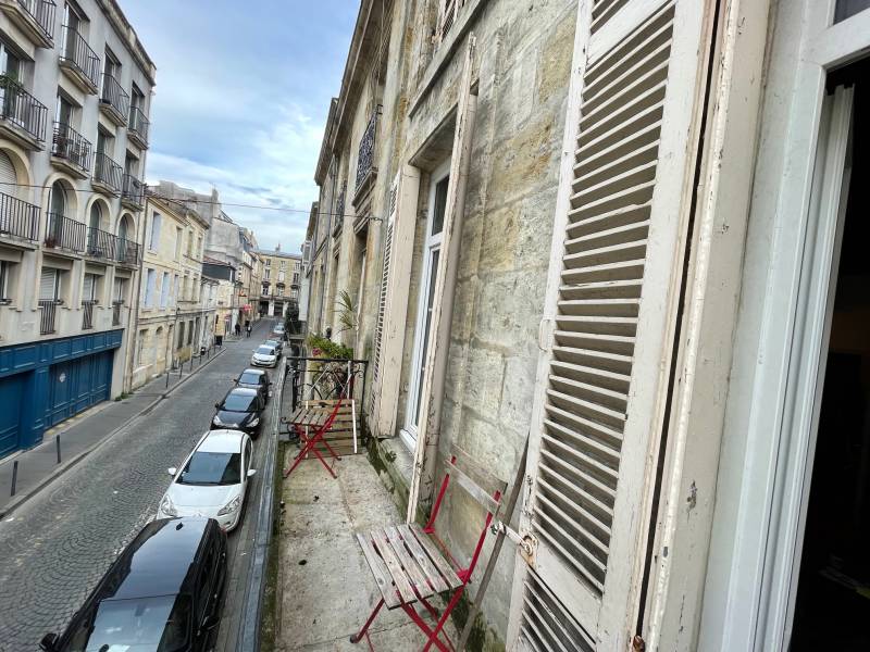 Investir dans un studio avec balcon loué à Bordeaux quartier Gambetta 