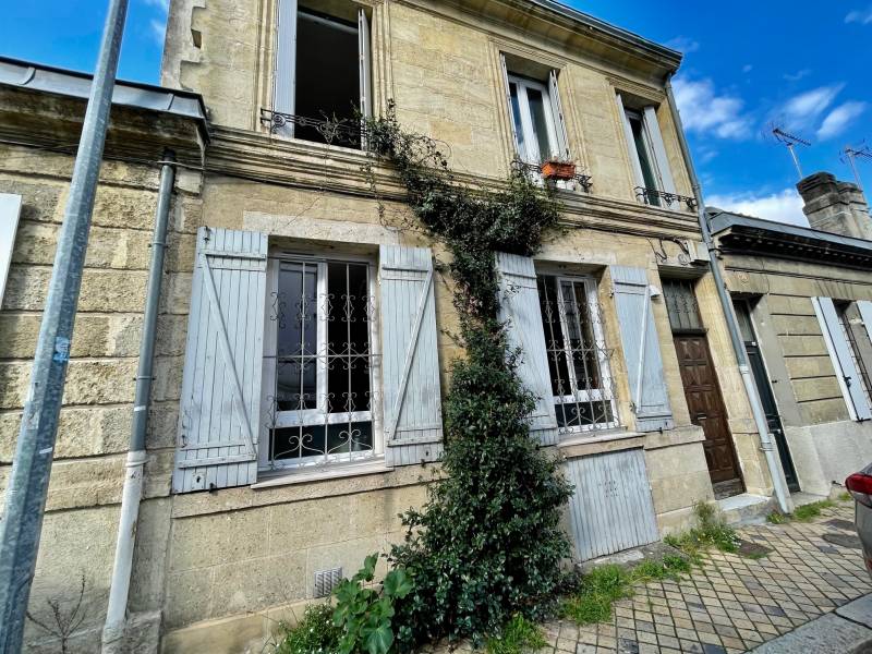 Acheter une maison en pierre avec belle façade et des prestations anciennes sur Bordeaux Saint Genès 