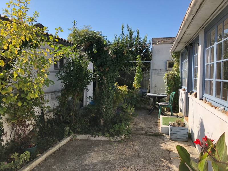 A vendre : Petite maison avec un garage, un atelier et un jardin sans vis à vis Bas Cenon  