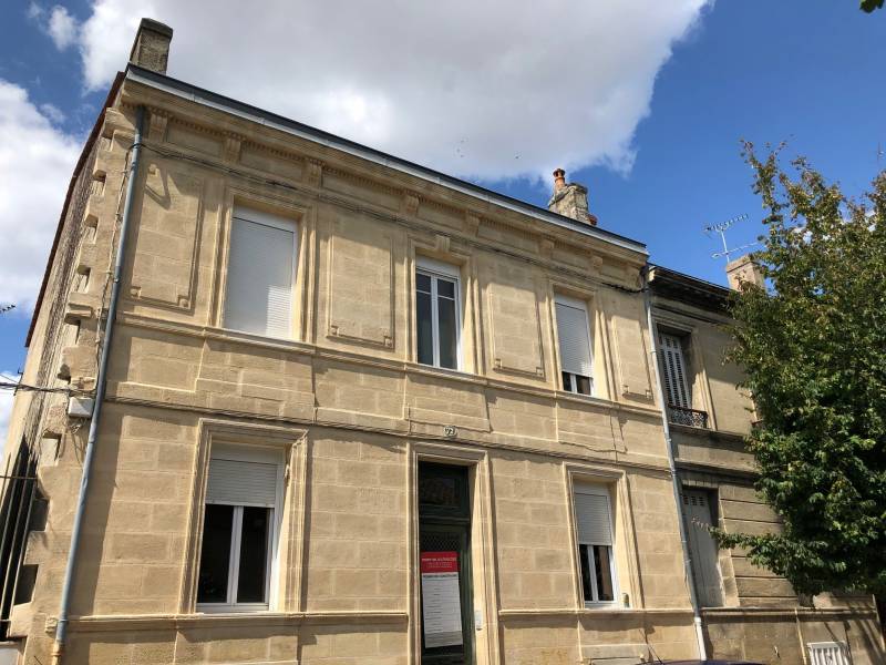 A vendre : Appartement dans un immeuble en pierre Bordeaux Bastide  