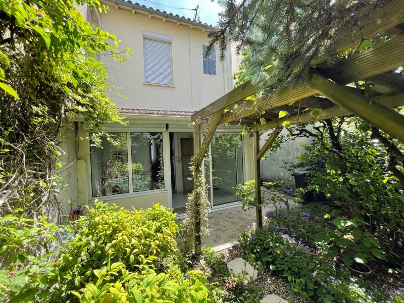 Acheter une maison à étage avec 2 chambres et un jardin sur Bordeaux Bastide