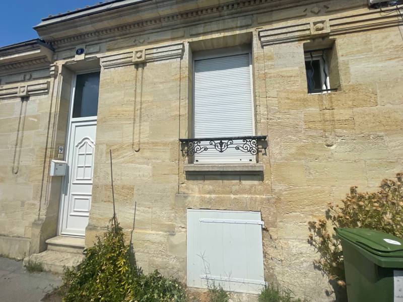 Visiter une échoppe simple en pierre avec une terrasse sans vis à vis sur Bordeaux Bastide