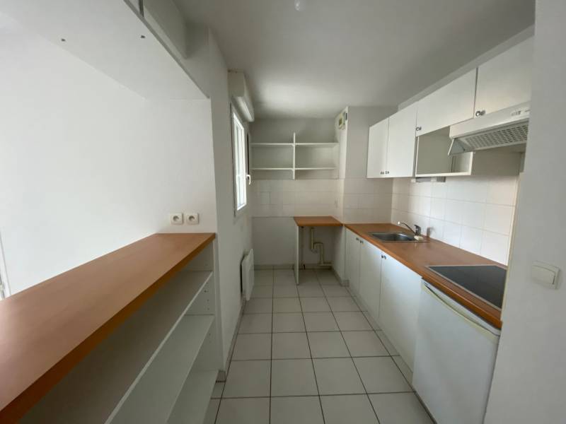 A vendre : Appartement avec terrasse et place de parking proche des quais Bordeaux Bastide  